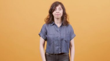 Sarı arka plandaki genç kadın onay belirtileri gösteriyor.