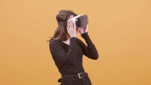 美しい若い女の子は初めてVRを使用して興奮します — ストック動画