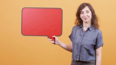 Genç kız mesaj göndermek için bir konuşma işaretini işaret ediyor ve mesajı onaylıyor