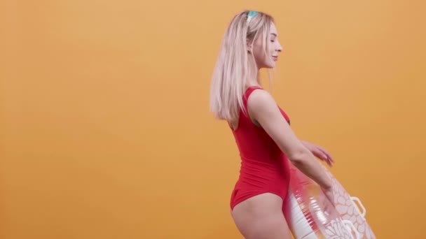 金发年轻女子与游泳戒指跳舞在慢动作 — 图库视频影像