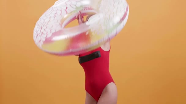 Sexy mujer rubia se pone su anillo de natación antes de nadar — Vídeos de Stock