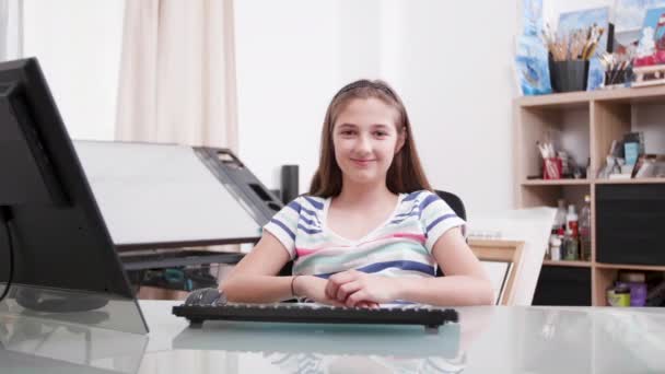 Портрет молодої дівчини-підлітка, яка посміхається до камери — стокове відео
