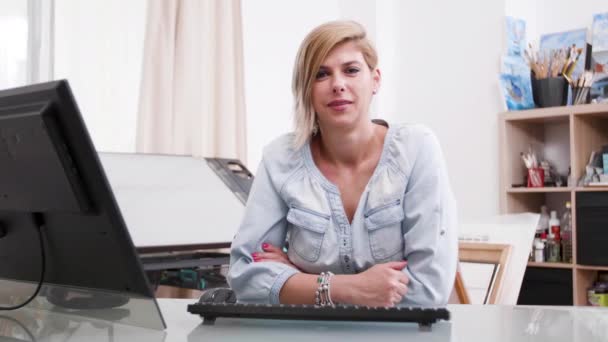 Atractiva mujer rubia sonriendo a la cámara — Vídeos de Stock