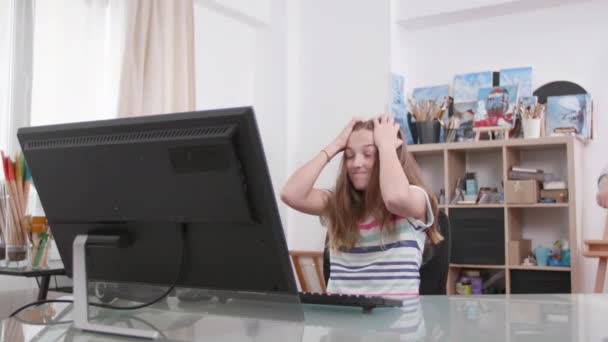 Supermamá viene a ayudar a su hija mientras ella está teniendo un problema — Vídeos de Stock