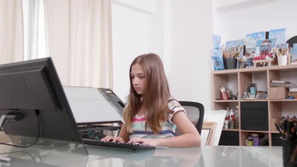 Jong tiener meisje krijgt stress en haar super moeder komt om te helpen — Stockvideo