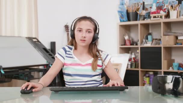 Junges Teenager-Mädchen spielt ein Spiel auf ihrem Computer — Stockvideo