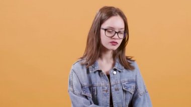 Denim ceket sevimli genç kız onu öfke ile vardı sallar