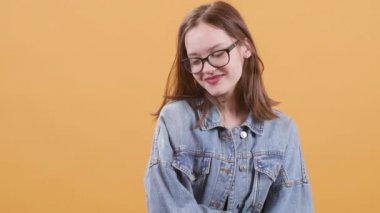 Çekici genç kız flört ve sevimli ve davetkar görünümlü