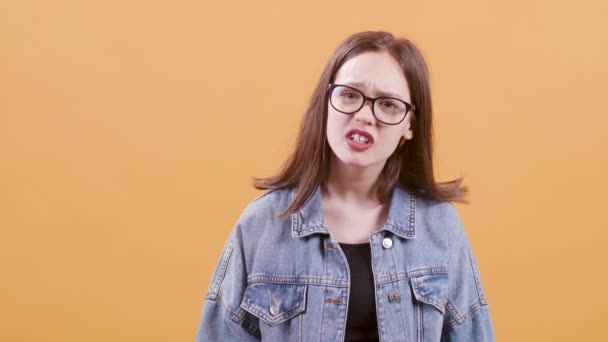 Portrét mladé dívky, která vypadá smutně a ustaraně — Stock video