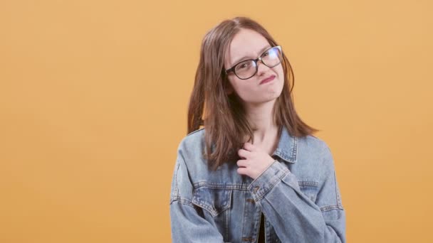 Tizenéves lány hallgat gyanakvás és kétség — Stock videók