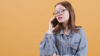 Bir arkadaşı ile akıllı telefon konuşuyor genç kız