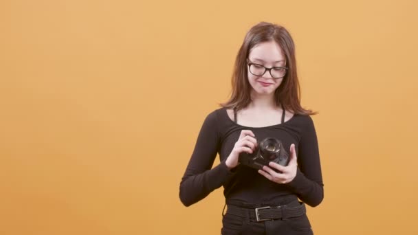 Tiener vrouwelijke fotograaf neemt een foto met haar professionele camera — Stockvideo