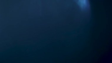 Siyah bir arka plan üzerinde hızlı hareket eden soğuk titreşen ışık sızıntıları