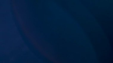 Siyah bir arka plan üzerinde yoğunlukta pulsing soğuk ışık artışlar