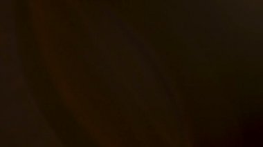 Soyut sıcak parlama ışığı karanlık bir arka plan üzerinde parlıyor