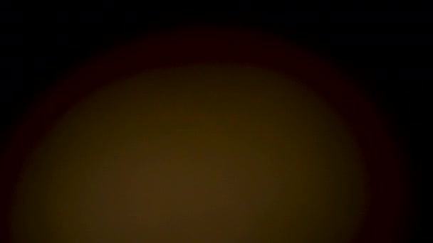 明亮的暖透镜耀斑和泄漏在黑暗的背景 — 图库视频影像