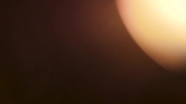 Koyu bir arka plan üzerinde çerçeve üzerinde gezinen yumuşak sıcak ışık