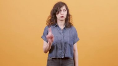 Güzel genç kadın çürütmek ve bir açıklama nagates