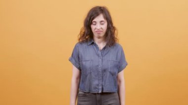 Tiksinti ve tiksinti duyan genç bir kadının portresi.