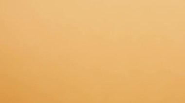 Sarı bir arka plan üzerinde bir clapperboard kullanarak kadın elleri