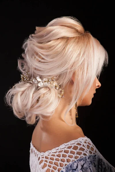 Portret van vrouw met blond haar en elegante Coiffure in Studio — Stockfoto