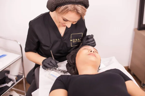 Hygien förfarande ögonbryn tatuering avlägsnande i en skönhetssalong — Stockfoto
