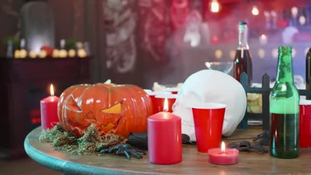 Джек-фонарь, череп и другие украшения на Хэллоуин перед большой вечеринкой — стоковое видео