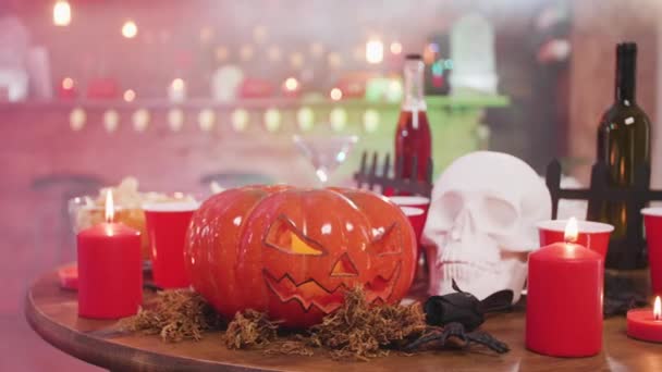 Calabaza tallada como naturaleza muerta de Halloween y otros elementos de decoración en un bar — Vídeos de Stock