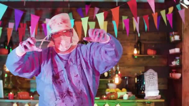 Взрослый мужчина, переодетый в костюм сумасшедшего доктора перед Хэллоуинской вечеринкой — стоковое видео