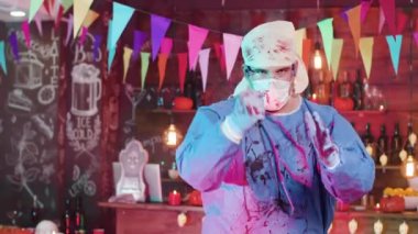 Elinde kanlı bir bıçak ile deli bir psikopat doktor Halloween kostüm