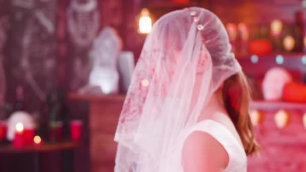 Tiener meisje gekleed in Halloween kostuum van een dode bruid gekleurd in bloed — Stockvideo