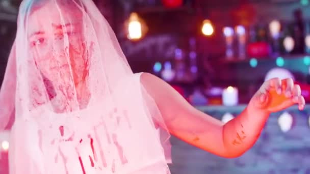 Adolescente vêtue d'une robe de mariée morte lors d'une fête d'Halloween — Video