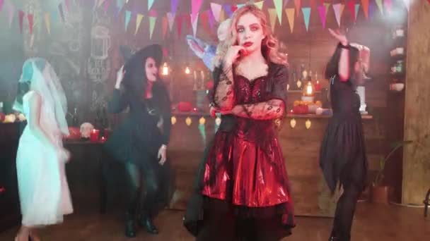 Młoda piękna kobieta przebrana za wampirzycę pozująca do kamery na imprezie halloween — Wideo stockowe