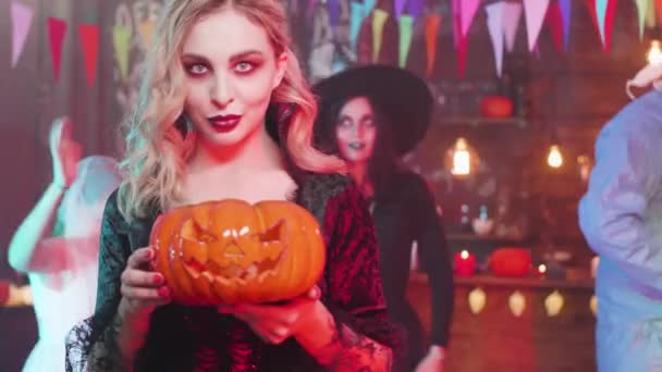 Sexy incantatrice costume su una bella ragazza ad una festa di Halloween — Video Stock