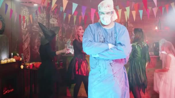 Big man looking scary in a mad physician halloween costume — Stock Video