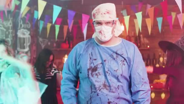 ハロウィーンパーティーでサイコ医師を装った大人の男 — ストック動画