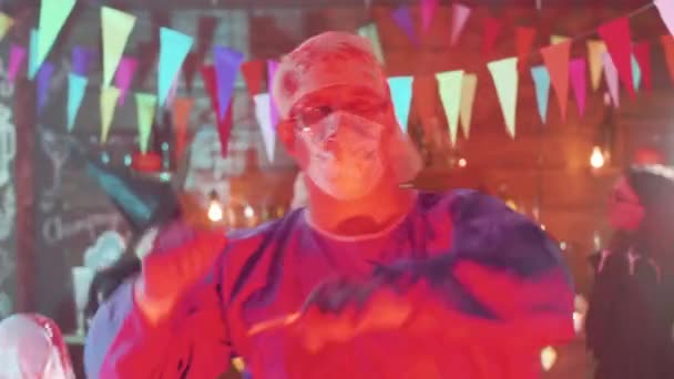 Erwachsener Mann in verrücktem Chirurgen-Halloween-Kostüm tanzt auf einer Party — Stockvideo