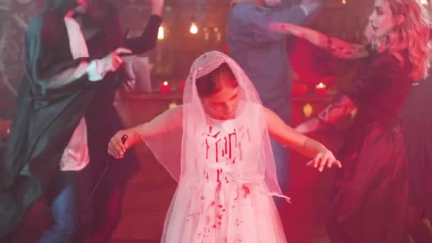 Chica joven en traje de novia muerta de miedo en una fiesta de Halloween — Vídeos de Stock