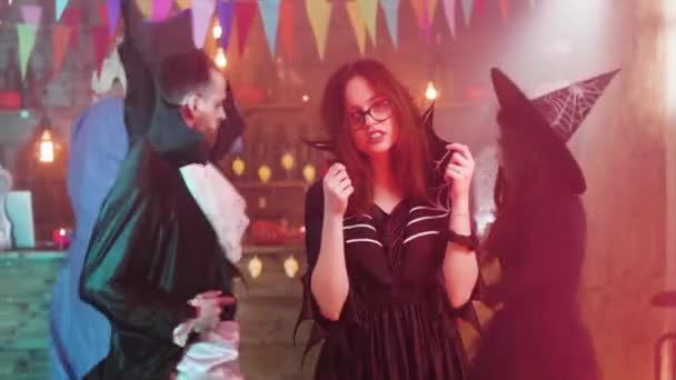 Portrait d'une belle fille en costume de sorcière lors d'une fête d'Halloween — Video