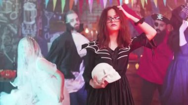 Bir cadılar bayramı partisinde kötü bir enchantress kostüm dansları genç kız