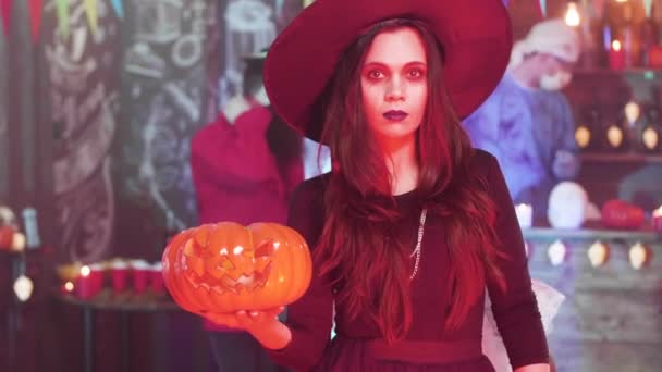 Jonge mooie vrouw in zwart heks kostuum op een halloween feest — Stockvideo