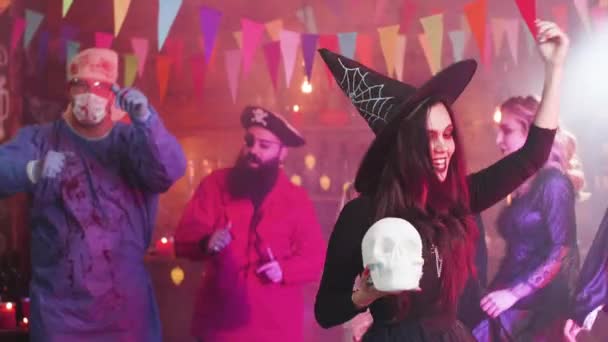 Encantadora dança com um crânio em uma festa de Halloween — Vídeo de Stock