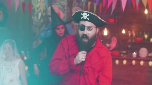 Przystojny mężczyzna ubrany jako pirat tańczy na imprezie Halloween — Wideo stockowe