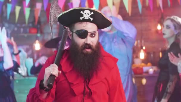 Pirata malvado bailando en una divertida fiesta de halloween con sus amigos asustadizos — Vídeos de Stock