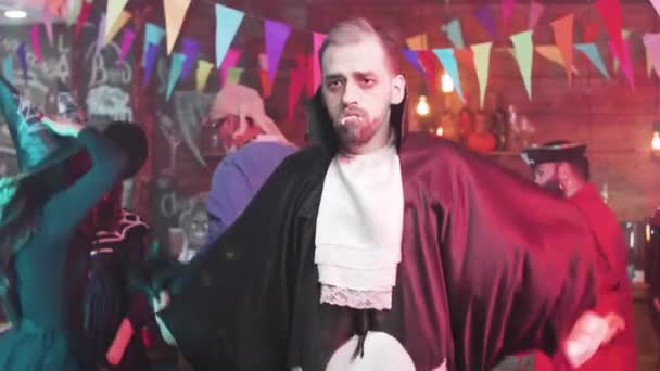 Joven disfrazado de vampiro hace un baile divertido en una fiesta intermedia — Vídeos de Stock