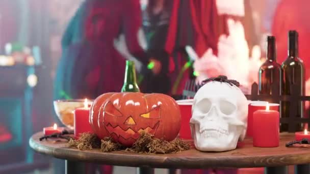 Les gens en costumes d'Halloween dansant en arrière-plan des éléments de vacances décorations — Video