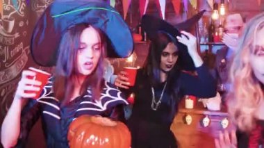 Cadılar Bayramı partisinde farklı korkunç karakter kılığına girmiş gençler.