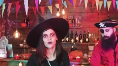 Gençler cadılar bayramı kıyafetleriyle dans edip eğleniyorlar.