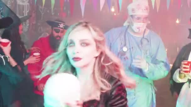 Dronken vrienden hebben plezier en dansen op een Halloween feest vermomd als verschillende enge personages — Stockvideo