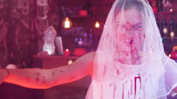 Närbild porträtt av en tonårs flicka tar av en blodiga-färgade slöja av hennes ansikte och ser skrämmande — Stockvideo
